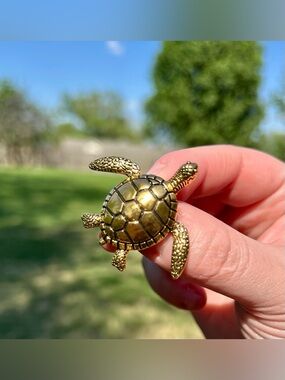 Sea Turtle Brooch Gold Tone Aged Brass Metal Ocean Glam Tortoise EUC